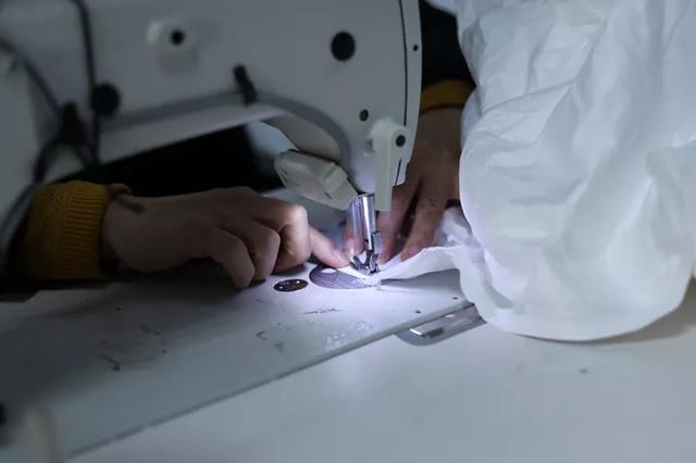 防護服（fú）緊缺？這家僅用了5天時間轉產防護服，日（rì）產量已（yǐ）達9000件