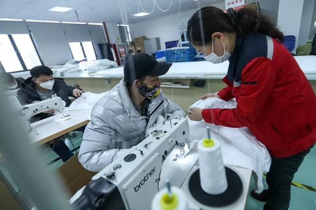 防（fáng）護服緊缺？這家僅用了5天時間轉產防護服，日產量（liàng）已達9000件