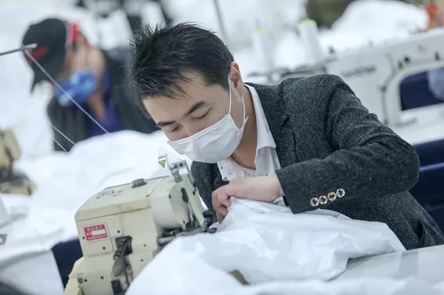 防護服緊缺？這家僅用了5天時間轉產防護服，日產量已達9000件（jiàn）