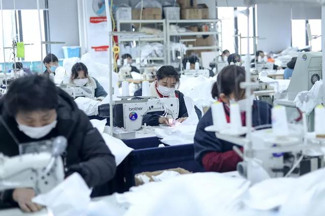 防護服緊缺？這家僅用了5天時間轉產防護服（fú），日產量已達9000件