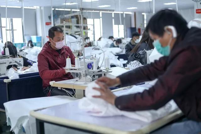 防護服緊缺？這家僅用了（le）5天時間轉產防護服，日產量已達9000件