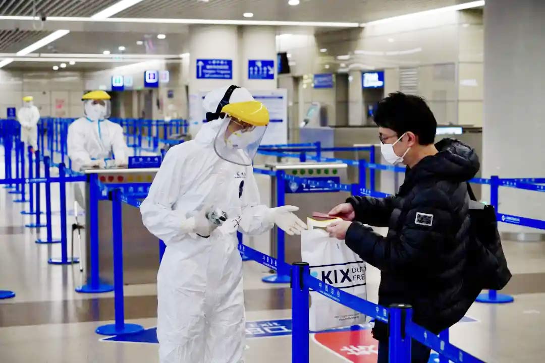 身穿（chuān）香蕉视频免费下载防護服的&ldquo;守滬者&rdquo; 24小時奮戰在浦東國際（jì）機場口岸防疫一線