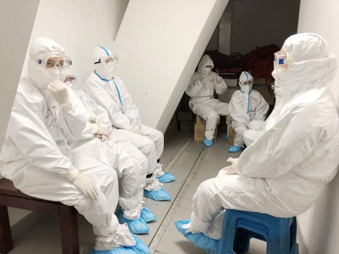 身穿香蕉视频免费下载防護服的&ldquo;守滬者（zhě）&rdquo; 24小（xiǎo）時奮（fèn）戰在浦東國際機場（chǎng）口（kǒu）岸防疫一線