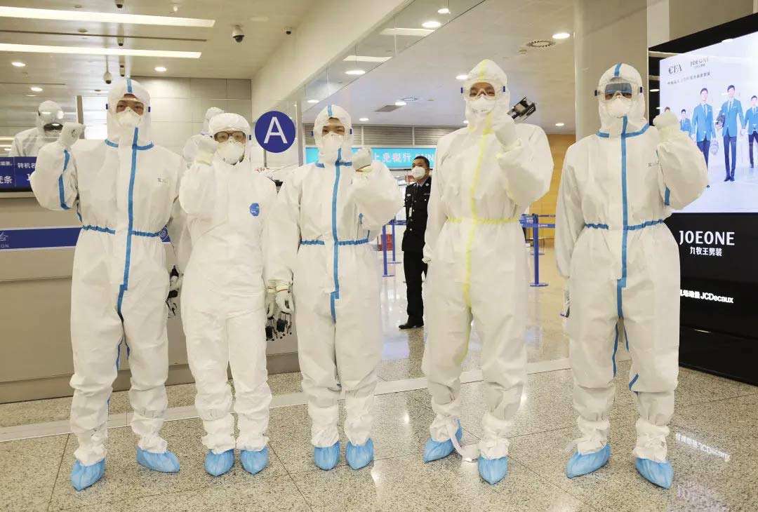 2.jpg身（shēn）穿香蕉视频免费下载防（fáng）護服的&ldquo;守滬者&rdquo; 24小時奮戰在浦東國際機場口岸防疫一線