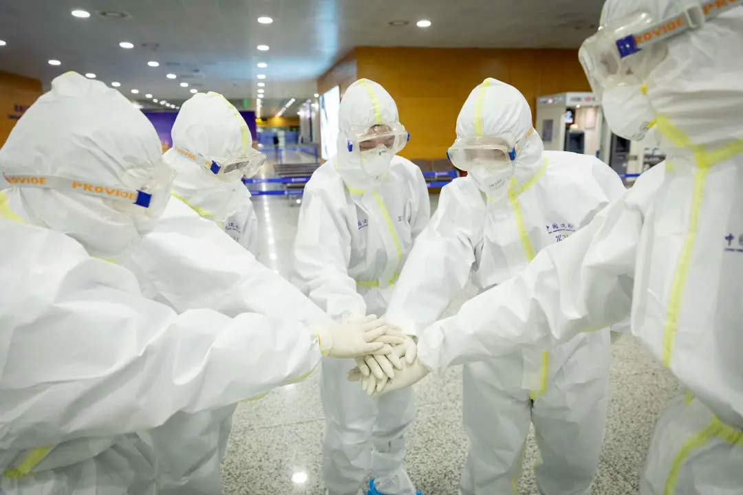 身穿香蕉视频免费下载防護服的&ldquo;守滬（hù）者&rdquo; 24小時奮戰（zhàn）在浦東國際機場口岸（àn）防疫一（yī）線