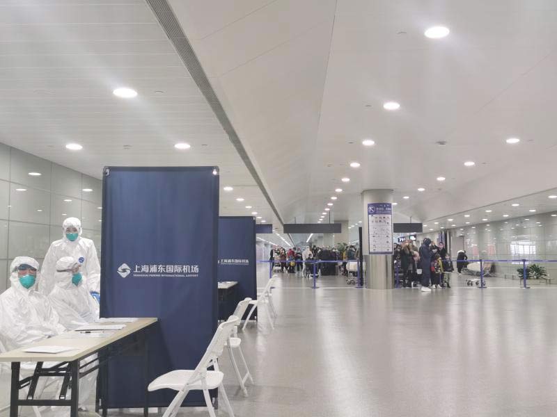 身穿香蕉视频免费下载防護服的&ldquo;守滬者&rdquo; 24小時（shí）奮（fèn）戰在浦東國際機（jī）場口岸防疫一（yī）線