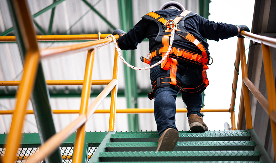 保護高空作（zuò）業人員安全的重要裝備——防墜落套裝