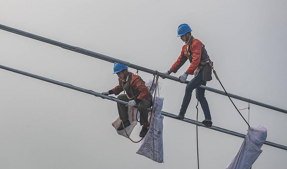 生命（mìng）之係（xì）：論高空作業安全帶（dài）的重要性