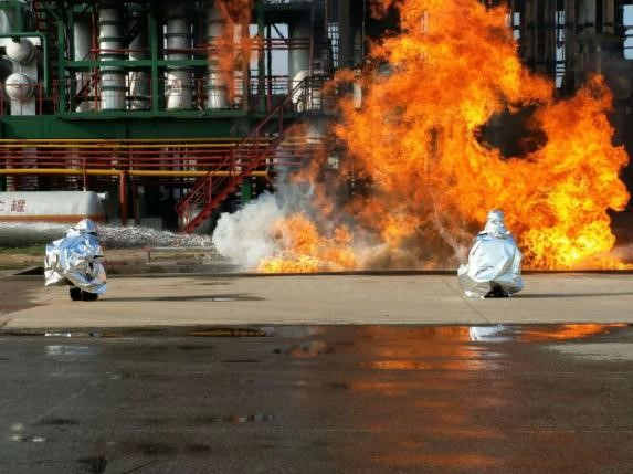 上海香蕉视频免费下载（gé）超輕隔熱鬥篷（péng）走（zǒu）進消防救火演練實踐中