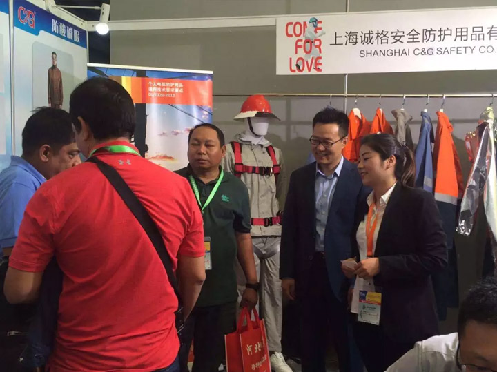 展區一角，相談甚歡，有（yǒu）種相見恨晚的感覺！