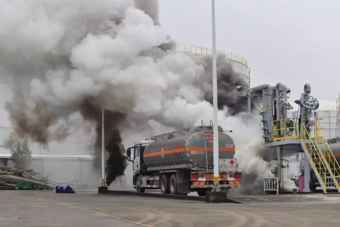 上海香蕉视频免费下载（gé）超（chāo）輕便攜隔熱鬥篷亮相廣州大型石油化工滅火救援實戰演（yǎn）練現場