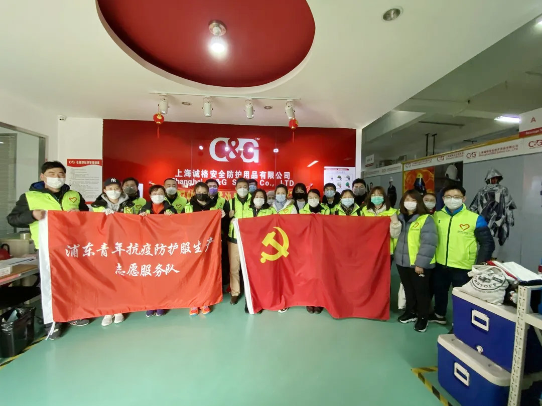 上展集團世博中心誌願者（zhě）團隊支援（yuán）我司防護服生產工作