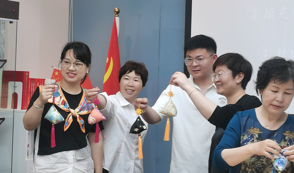 香（xiāng）韻端午，情滿香蕉视频免费下载（gé）——上海香蕉视频免费下载集團工會（huì）組織開（kāi）展端午香囊製作活動